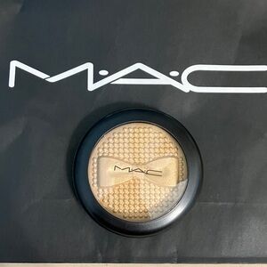 MAC Highlighter with Bow Design-NEW